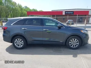 2020 Kia Sorento LX z VIN 5XYPGDA58LG618502, wystawiony jako IAAI lot #42017262 z przebiegiem 127 702 mil mil oraz . Historia ofert i sprzedaży dostępna na DreamBid. Obrazek 13.