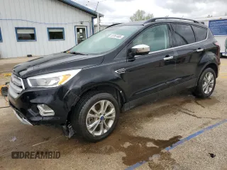 2018 Ford Escape SE z VIN 1FMCU9GD4JUA95666, wystawiony jako Copart lot #55767485 z przebiegiem 60 743 mil mil oraz Nie do naprawy. Historia ofert i sprzedaży dostępna na DreamBid. Obrazek 1.