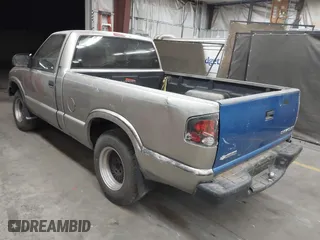 1998 Chevrolet S-10 with VIN 1GCCS1443WK261095, listed as a IAAI auction lot 41684723 with 217,003 mi miles. Bid and sale history available at carsss.com. Image 3.
