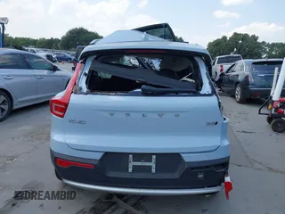 2025 Volvo XC40 Plus Bright Theme z VIN YV4L12UE6S2563585, wystawiony jako IAAI lot #42314264 z przebiegiem 2972 mil mil oraz . Historia ofert i sprzedaży dostępna na DreamBid. Obrazek 16.