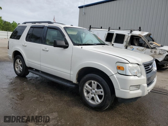 2010 Ford Explorer XLT z VIN 1FMEU6DE2AUA60922, wystawiony jako Copart lot #53332555 z przebiegiem 239 061 mil mil oraz Szkoda całkowita • Salvage title. Historia ofert i sprzedaży dostępna na DreamBid. Obrazek 4.
