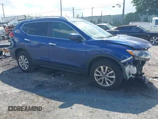 2017 Nissan Rogue SV z VIN 5N1AT2MV1HC793831, wystawiony jako IAAI lot #42646583 z przebiegiem 126 390 mil mil oraz . Historia ofert i sprzedaży dostępna na DreamBid. Obrazek 1.
