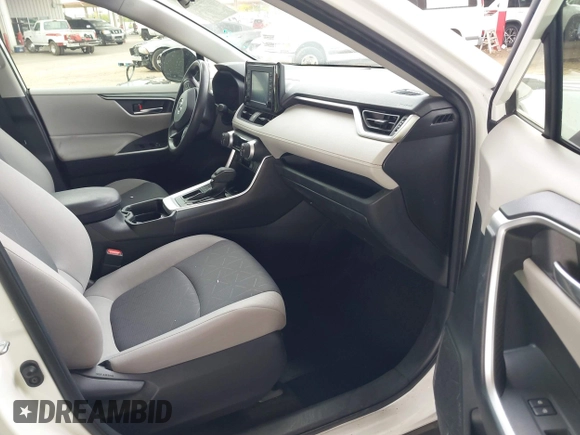 2019 Toyota RAV4 XLE with VIN JTMW1RFV0KD026561, listed as a IAAI auction lot 42035063 with 51,670 mi miles. Bid and sale history available at carsss.com. Image 5.