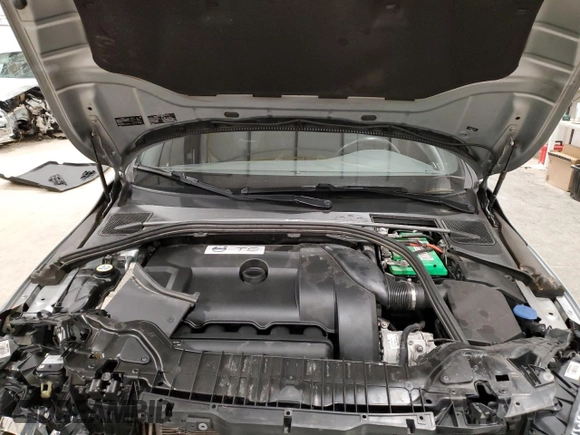 2015 Volvo V60 with VIN YV1902SG5F1210166, listed as a Copart auction lot 52084915 with 106,808 mi miles and Clean title. Bid and sale history available at DreamBid. Image 12.