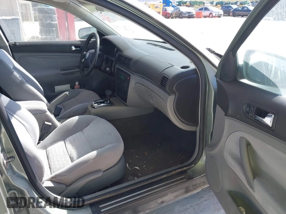 2004 Volkswagen Passat GLS z VIN WVWVD63BX4E011218, wystawiony jako IAAI lot #41308619 z przebiegiem 178 579 mil mil oraz . Historia ofert i sprzedaży dostępna na DreamBid. Obrazek 5.