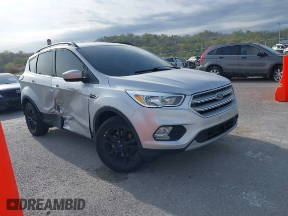2018 Ford Escape SE z VIN 1FMCU9GD6JUC91365, wystawiony jako IAAI lot #39152113 z przebiegiem 129 283 mil mil oraz . Historia ofert i sprzedaży dostępna na DreamBid. Obrazek 1.