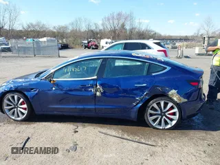 2018 Tesla Model 3 Long Range Battery z VIN 5YJ3E1EB5JF180030, wystawiony jako IAAI lot #41897617 z przebiegiem 89 557 mil mil oraz . Historia ofert i sprzedaży dostępna na DreamBid. Obrazek 14.