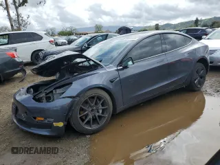 2022 Tesla Model 3 z VIN 5YJ3E1EA8NF376377, wystawiony jako Copart lot #50995535 z przebiegiem 34 651 mil mil oraz Szkoda całkowita • Salvage title. Historia ofert i sprzedaży dostępna na DreamBid. Obrazek 1.