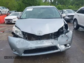 2014 Toyota Sienna XLE z VIN 5TDYK3DC6ES488569, wystawiony jako IAAI lot #42171540 z przebiegiem 97 416 mil mil oraz . Historia ofert i sprzedaży dostępna na DreamBid. Obrazek 6.