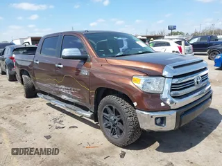 2017 Toyota Tundra Platinum z VIN 5TFAW5F10HX626991, wystawiony jako IAAI lot #41778320 z przebiegiem 211 484 mil mil oraz . Historia ofert i sprzedaży dostępna na DreamBid. Obrazek 1.