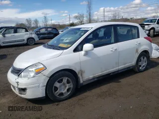 2011 Nissan Versa S z VIN 3N1BC1CP3BL474547, wystawiony jako Copart lot #55922585 z przebiegiem 165 840 mil mil oraz Szkody całkowita. Historia ofert i sprzedaży dostępna na DreamBid. Obrazek 1.