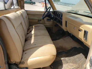 1987 Dodge Trucks z VIN 1B7HD14TXHS334781, wystawiony jako Copart lot #69347244 z przebiegiem 69 244 mil mil oraz Szkody całkowita. Historia ofert i sprzedaży dostępna na DreamBid. Obrazek 7.