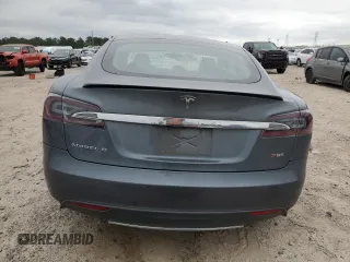 2013 Tesla Model S Performance с VIN 5YJSA1CP6DFP22018, выставлен на аукционе Copart как лот 55681235 с пробегом 86 813 миль миль и Списание • Salvage title. История ставок и продаж доступна на DreamBid. Изображение 6.
