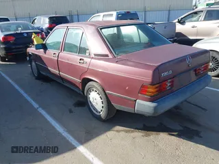 1987 Mercedes-Benz 190 z VIN WDBDB26D9HF306901, wystawiony jako IAAI lot #42018142 z przebiegiem 190 364 mil mil oraz . Historia ofert i sprzedaży dostępna na DreamBid. Obrazek 3.