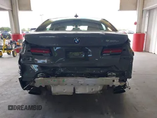 2021 BMW 5 Series 530e with VIN WBA13AG04MCF36168, listed as a IAAI auction lot 42256325 with 71,211 mi miles and . Bid and sale history available at DreamBid. Image 17.