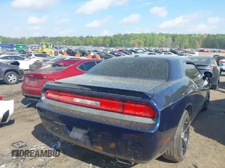 2013 Dodge Challenger SXT z VIN 2C3CDYAG2DH587643, wystawiony jako IAAI lot #41964792 z przebiegiem 179 791 mil mil oraz . Historia ofert i sprzedaży dostępna na DreamBid. Obrazek 4.