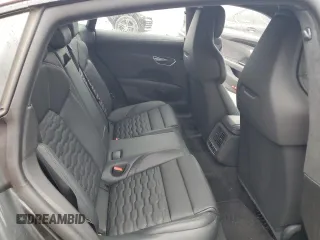 2024 Audi RS e-tron GT z VIN WAUBHBFWXR7901726, wystawiony jako Copart lot #47284335 z przebiegiem 5068 mil mil oraz Szkody całkowita. Historia ofert i sprzedaży dostępna na DreamBid. Obrazek 10.