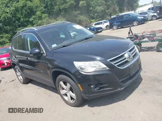 2010 Volkswagen Tiguan S z VIN WVGAV7AX1AW536752, wystawiony jako IAAI lot #42669304 z przebiegiem 113 619 mil mil oraz . Historia ofert i sprzedaży dostępna na DreamBid. Obrazek 1.