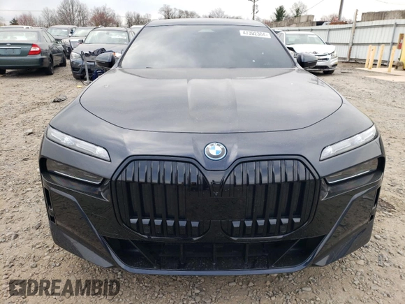 2023 BMW i7 xDrive60 z VIN WBY53EJ0XPCN41041, wystawiony jako Copart lot #47392304 z przebiegiem 5873 mil mil oraz . Historia ofert i sprzedaży dostępna na DreamBid. Obrazek 5.