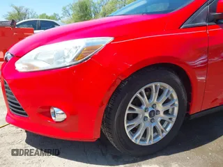 2012 Ford Focus SE z VIN 1FAHP3F23CL333598, wystawiony jako IAAI lot #41970172 z przebiegiem 209 969 mil mil oraz . Historia ofert i sprzedaży dostępna na DreamBid. Obrazek 6.