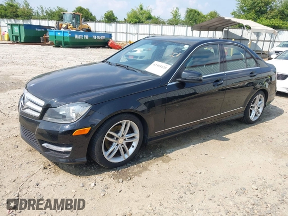 2013 Mercedes-Benz C 250 Sport z VIN WDDGF4HB8DR267856, wystawiony jako IAAI lot #42385425 z przebiegiem 116 580 mil mil oraz . Historia ofert i sprzedaży dostępna na DreamBid. Obrazek 2.