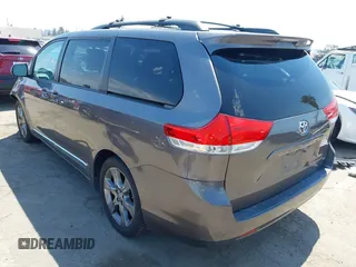 2013 Toyota Sienna LE AAS z VIN 5TDKK3DCXDS328201, wystawiony jako IAAI lot #42773579 z przebiegiem 106 890 mil mil oraz . Historia ofert i sprzedaży dostępna na DreamBid. Obrazek 3.