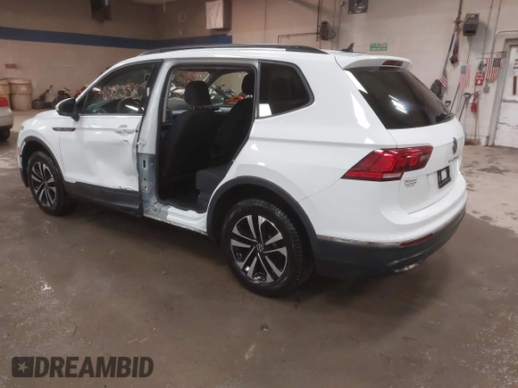 2022 Volkswagen Tiguan S with VIN 3VV0B7AX1NM066089, listed as a IAAI auction lot 41686335 with 64,115 mi miles. Bid and sale history available at carsss.com. Image 3.