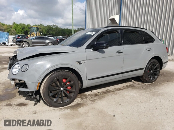 2017 Bentley Bentayga W12 z VIN SJAAC2ZV9HC015680, wystawiony jako Copart lot #46197784 z przebiegiem Nie podano mil oraz . Historia ofert i sprzedaży dostępna na DreamBid. Obrazek 1.
