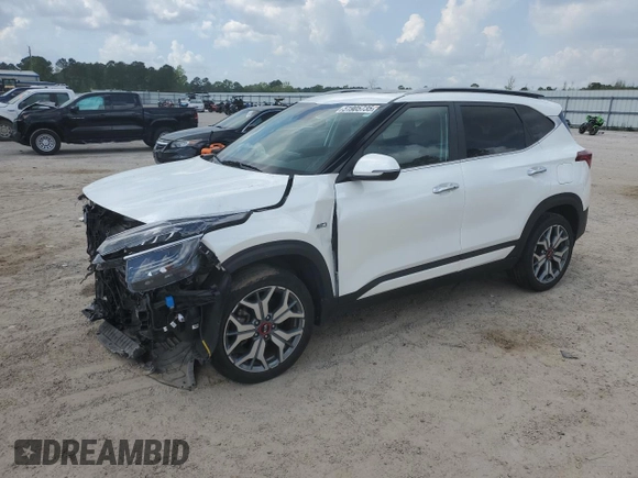 2021 Kia Seltos SX z VIN KNDETCA22M7082096, wystawiony jako Copart lot #51905735 z przebiegiem 44 259 mil mil oraz Szkoda całkowita • Salvage title. Historia ofert i sprzedaży dostępna na DreamBid. Obrazek 1.