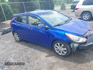 2013 Hyundai Accent SE z VIN KMHCU5AE8DU104237, wystawiony jako IAAI lot #42391542 z przebiegiem 104 726 mil mil oraz . Historia ofert i sprzedaży dostępna na DreamBid. Obrazek 1.