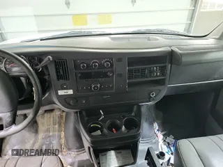 2013 Chevrolet Express Cargo z VIN 1GCSGAFX8D1167401, wystawiony jako IAAI lot #42466381 z przebiegiem 198 856 mil mil oraz . Historia ofert i sprzedaży dostępna na DreamBid. Obrazek 1.