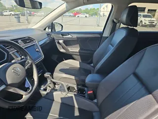 2024 Volkswagen Tiguan SE z VIN 3VV3B7AXXRM086148, wystawiony jako IAAI lot #42809016 z przebiegiem 30 453 mil mil oraz . Historia ofert i sprzedaży dostępna na DreamBid. Obrazek 1.