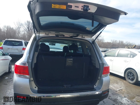 2011 Toyota Highlander z VIN 5TDBK3EH4BS044957, wystawiony jako IAAI lot #41696233 z przebiegiem 276 287 mil mil oraz . Historia ofert i sprzedaży dostępna na DreamBid. Obrazek 12.