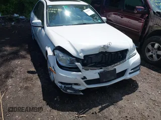2013 Mercedes-Benz C 300 Sport z VIN WDDGF8ABXDA842362, wystawiony jako IAAI lot #42686987 z przebiegiem 84 145 mil mil oraz . Historia ofert i sprzedaży dostępna na DreamBid. Obrazek 6.