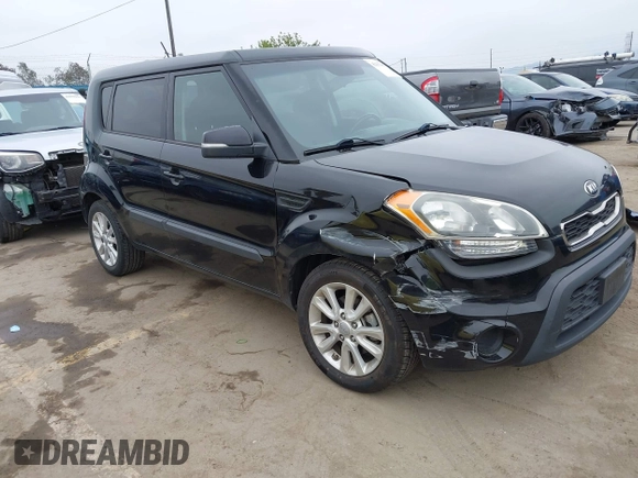 2013 Kia Soul + z VIN KNDJT2A66D7569863, wystawiony jako IAAI lot #42107481 z przebiegiem 101 780 mil mil oraz . Historia ofert i sprzedaży dostępna na DreamBid. Obrazek 1.