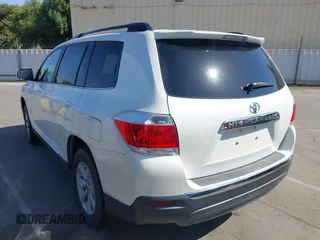 2013 Toyota Highlander z VIN 5TDZK3EH7DS127798, wystawiony jako IAAI lot #42372808 z przebiegiem 176 190 mil mil oraz . Historia ofert i sprzedaży dostępna na DreamBid. Obrazek 3.