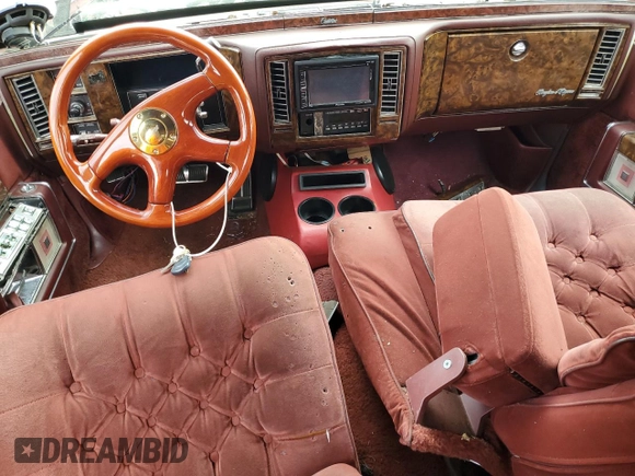 1991 Cadillac Brougham z VIN 1G6DW5474MR703030, wystawiony jako Copart lot #64687894 z przebiegiem 161 866 mil mil oraz Szkoda całkowita • Salvage title. Historia ofert i sprzedaży dostępna na DreamBid. Obrazek 8.