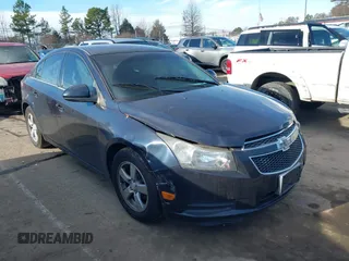 2014 Chevrolet Cruze 1LT z VIN 1G1PC5SB9E7279232, wystawiony jako IAAI lot #41464967 z przebiegiem 106 227 mil mil oraz . Historia ofert i sprzedaży dostępna na DreamBid. Obrazek 1.