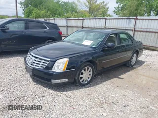 2006 Cadillac DTS 1SD z VIN 1G6KD57Y96U213474, wystawiony jako IAAI lot #42204202 z przebiegiem 102 627 mil mil oraz . Historia ofert i sprzedaży dostępna na DreamBid. Obrazek 2.