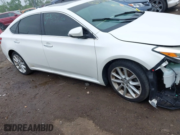 2013 Toyota Avalon XLE z VIN 4T1BK1EBXDU028546, wystawiony jako IAAI lot #42352506 z przebiegiem 144 139 mil mil oraz . Historia ofert i sprzedaży dostępna na DreamBid. Obrazek 14.