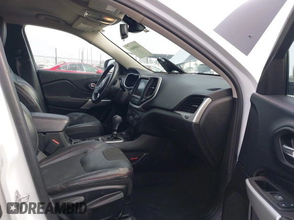 2018 Jeep Cherokee Trailhawk z VIN 1C4PJMBX8JD525945, wystawiony jako IAAI lot #41008604 z przebiegiem 111 086 mil mil oraz . Historia ofert i sprzedaży dostępna na DreamBid. Obrazek 5.