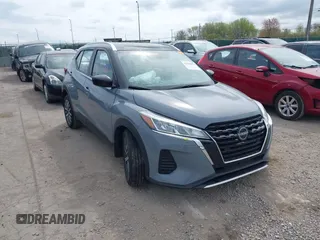 2024 Nissan Kicks SV z VIN 3N1CP5CV7RL529560, wystawiony jako IAAI lot #42108836 z przebiegiem 14 200 mil mil oraz . Historia ofert i sprzedaży dostępna na DreamBid. Obrazek 1.