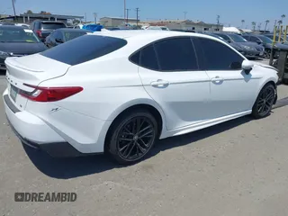2025 Toyota Camry LE z VIN 4T1DAACK8SU029853, wystawiony jako IAAI lot #41813312 z przebiegiem 25 522 mil mil oraz . Historia ofert i sprzedaży dostępna na DreamBid. Obrazek 4.