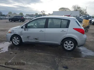 2007 Nissan Versa S z VIN 3N1BC13E47L369909, wystawiony jako IAAI lot #41831330 z przebiegiem 115 767 mil mil oraz . Historia ofert i sprzedaży dostępna na DreamBid. Obrazek 14.