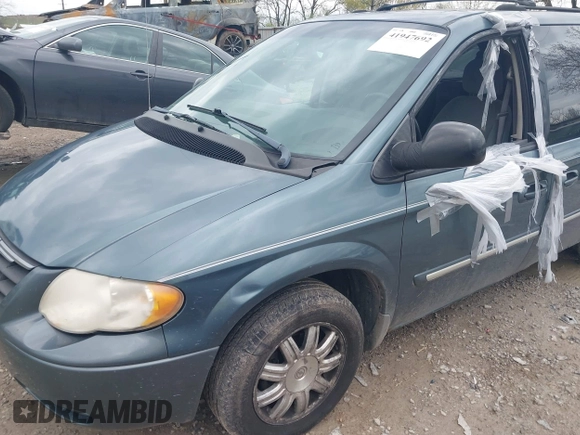 2005 Chrysler Town & Country Touring with VIN 2C4GP54L75R429550, listed as a IAAI auction lot 41947692 with 219,368 mi miles. Bid and sale history available at carsss.com. Image 12.