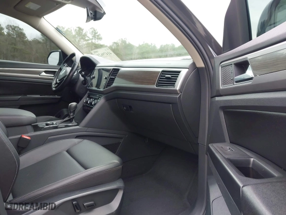 2018 Volkswagen Atlas 3.6L V6 SEL with VIN 1V2MR2CA7JC543769, listed as a IAAI auction lot 41479621 with 122,699 mi miles. Bid and sale history available at carsss.com. Image 5.