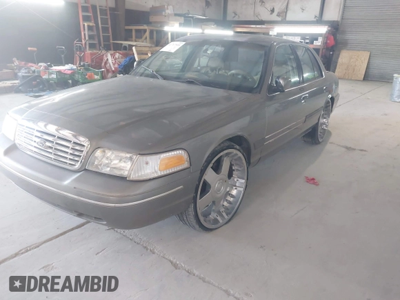 2000 Ford Crown Victoria LX z VIN 2FAFP74W8YX142015, wystawiony jako IAAI lot #41767918 z przebiegiem 257 728 mil mil oraz . Historia ofert i sprzedaży dostępna na DreamBid. Obrazek 2.