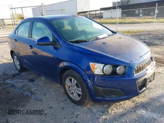 2014 Chevrolet Sonic LT z VIN 1G1JC5SH0E4223580, wystawiony jako IAAI lot #41881659 z przebiegiem 181 369 mil mil oraz . Historia ofert i sprzedaży dostępna na DreamBid. Obrazek 1.