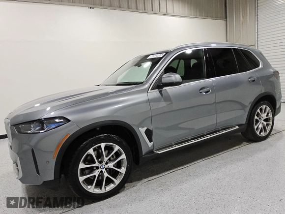 2024 BMW X5 sDrive40i z VIN 5UX13EU07R9U53817, wystawiony jako Copart lot #55535065 z przebiegiem 30 806 mil mil oraz Czysty tytuł • Clean title. Historia ofert i sprzedaży dostępna na DreamBid. Obrazek 1.