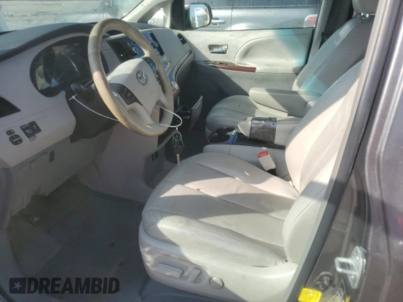 2012 Toyota Sienna XLE AAS z VIN 5TDYK3DC2CS196804, wystawiony jako Copart lot #65655755 z przebiegiem 298 629 mil mil oraz Czysty tytuł • Clean title. Historia ofert i sprzedaży dostępna na DreamBid. Obrazek 7.